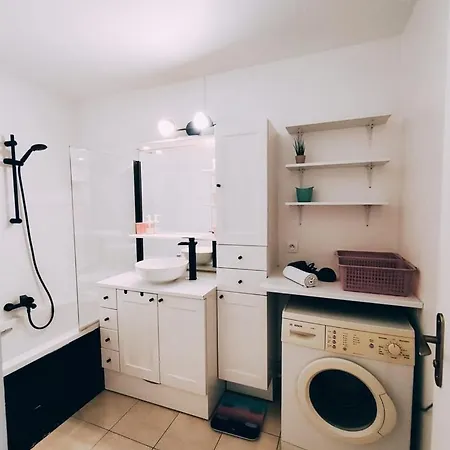 Quiet Garden-facing Retreat דירה