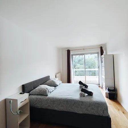 דירה Quiet Garden-facing Retreat *